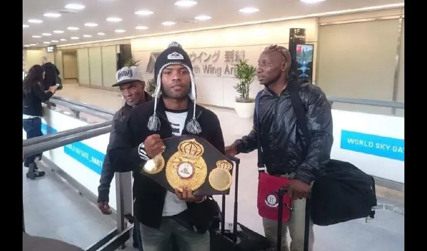 Corrales, a su llegada al aeropuerto de Japón.  Cortesía