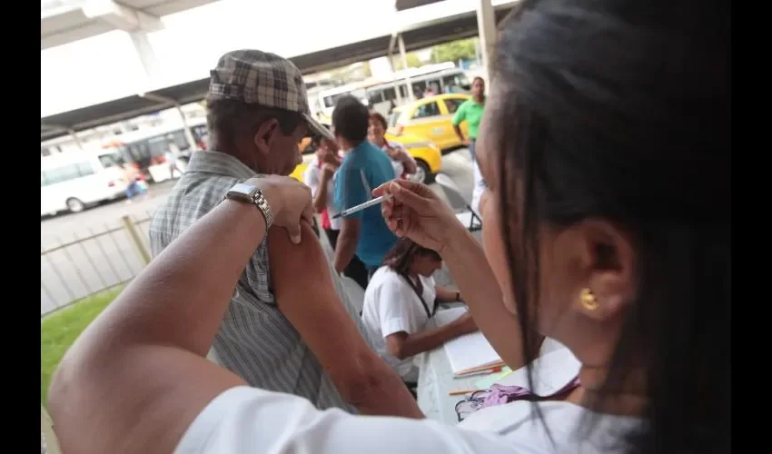 Verifique su tarjeta y busque su vacuna.