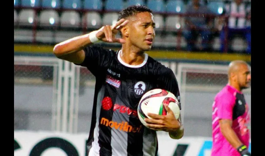 Torres celebra una de sus anotaciones. ZAMORA FC