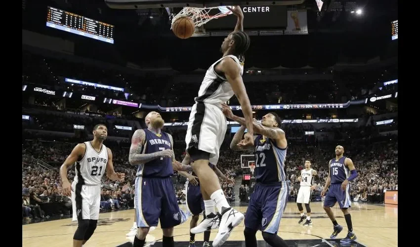 Kawhi Leonard convierte una canasta.  AP