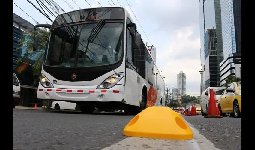 Usan boyas para delimitar los carriles.