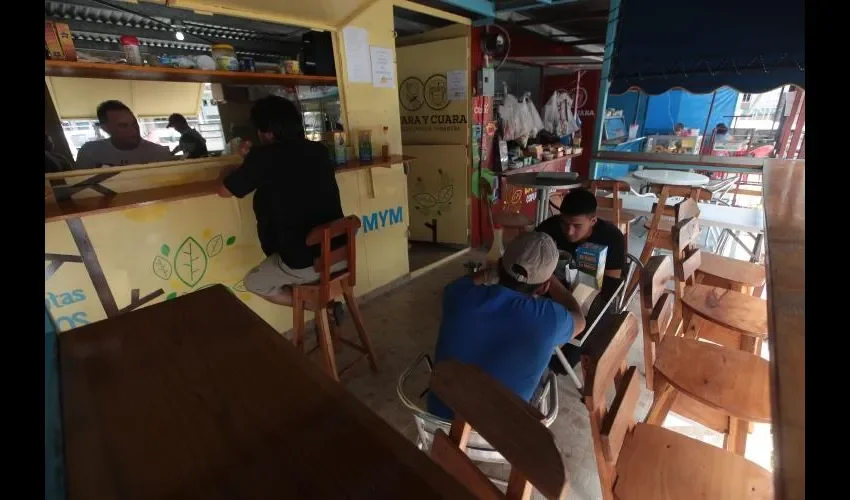 De las 12  del día  a  1:00 de la tarde, tienen mucha demanda de usuarios. FOTO: ROBERTO BARRIOS