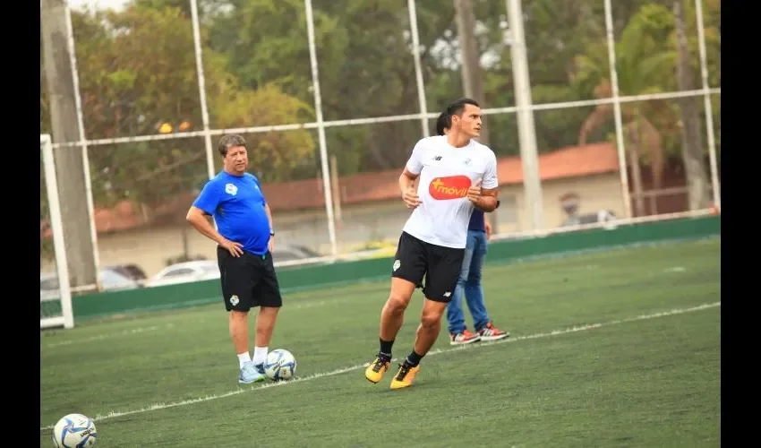 Jan Carlos Vargas (dcha.), defensor del Tauro FC, una de las novedades en la convocatoria de 'El Bolillo' Gómez. Anayansi Gamez