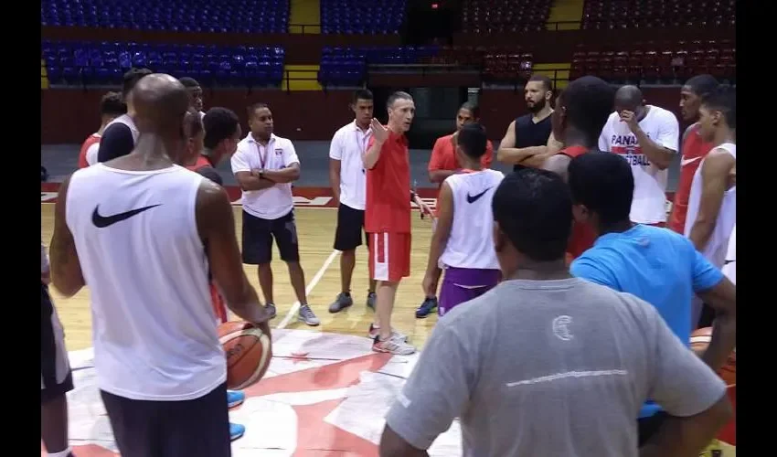 Joaquín Lorente se dirige a los preseleccionados en la primera práctica. CortesÍa Fepaba