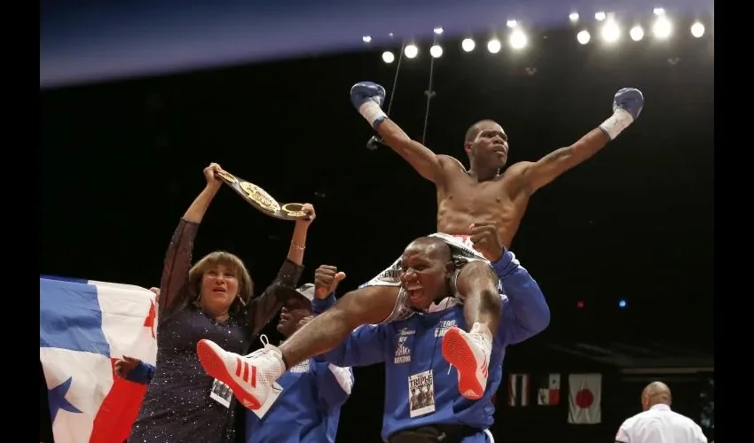 Jezreel "El Invisible" Corrales es levantado luego de vencer por nocaut a Takashi Uchiyama y lograr conquistar el supercampeonato mundial superpluma de la AMB.
