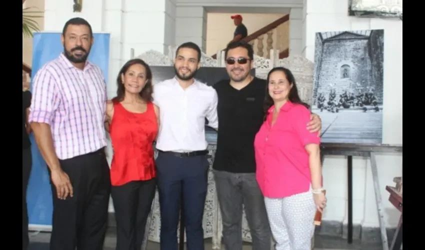 Dicen que la fotografía construye su propia historia y que mediante muchas de ellas, la persona expresa su emoción. 