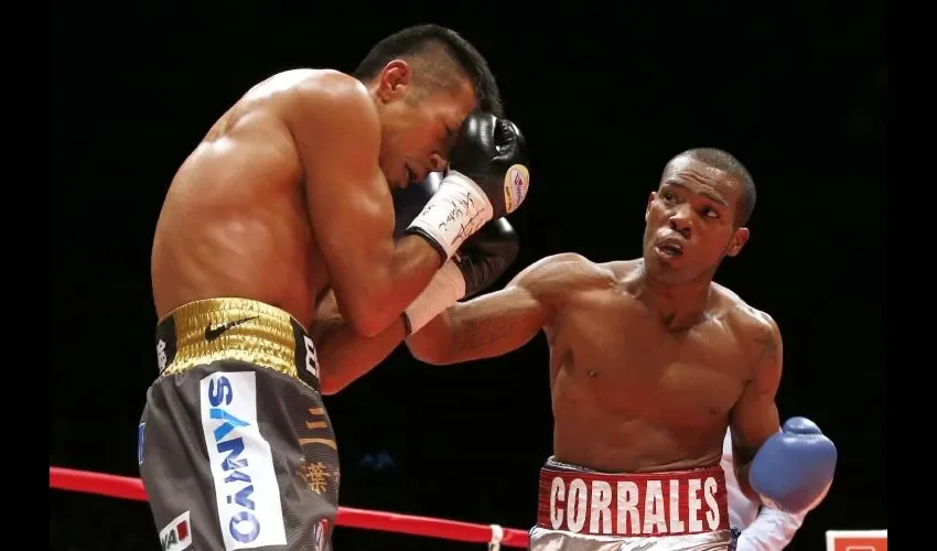 El panameño Jezreel Corrales (dcha.) envió tres veces a la lona, en el segundo asalto, al japonés Takashi Uchiyama. AP