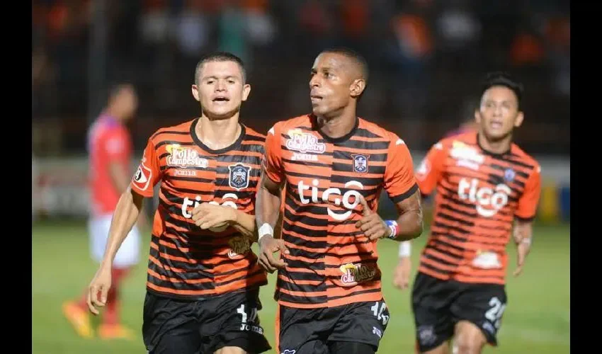 El delantero Nicolás Muñoz (centro) celebra su anotación en El Salvador.  Cortesía EDHDeportes