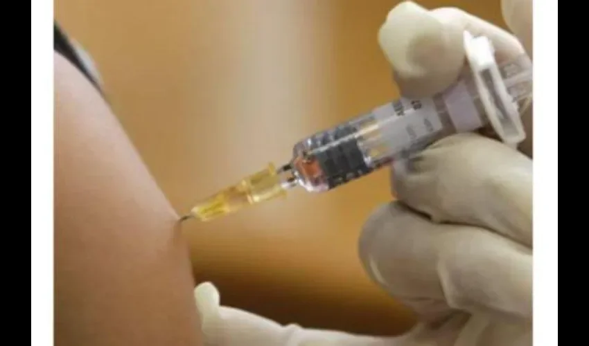 Síntomas: fiebre leve e intermitente, dolor en el cuerpo,   escalofríos, sudoración y dolor de cabeza. 