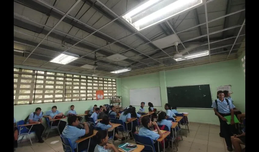 Han tenido que quitar el cielo raso, pero el calor no se aguanta.  Fotos: Roberto Barrios