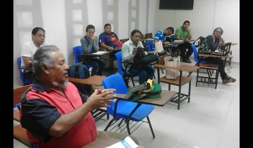 Estudiantes escuchan atentos la ponencia del artista. Cortesía