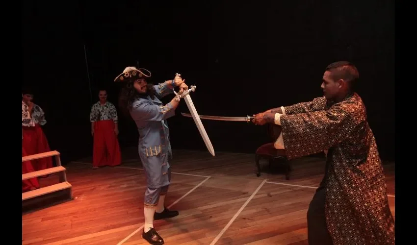 Las familias están involucradas en la obra. Aquí las madres se han hecho cargo de la escenografía.