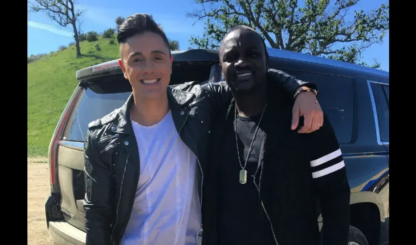 Junto a Akon. 