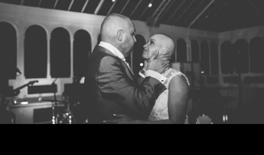  Joan se rapa el pelo el día de su boda por amor a su esposo