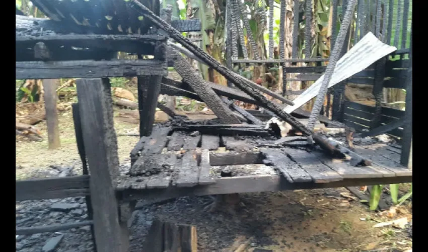 Fuego consume casa en Bocas del Toro