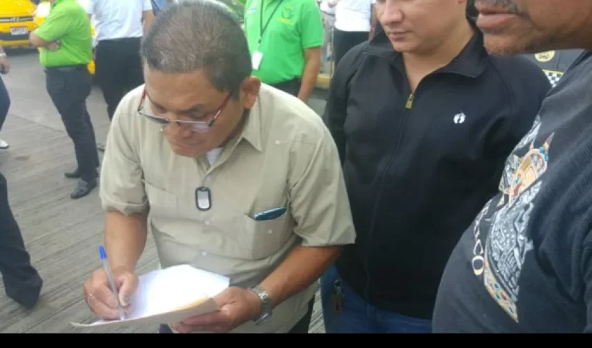 Taxistas en Panamá protestan contra Uber