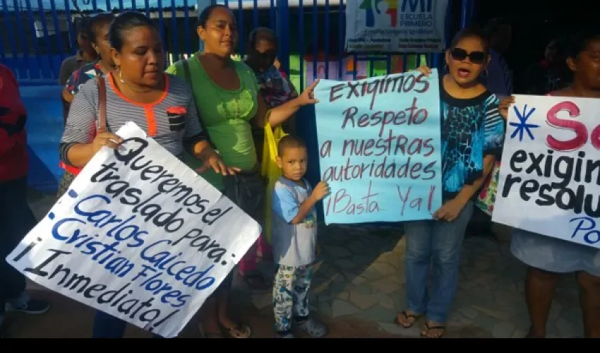 Padres protestan contra docentes de la Escuela República de Colombia 