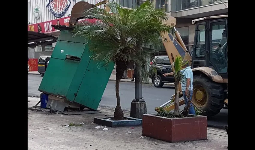 Alcaldía de Panamá remueve quioscos en Calidonia 