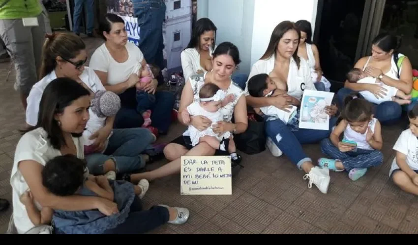 Madres dan pecho a sus hijos en Panamá 