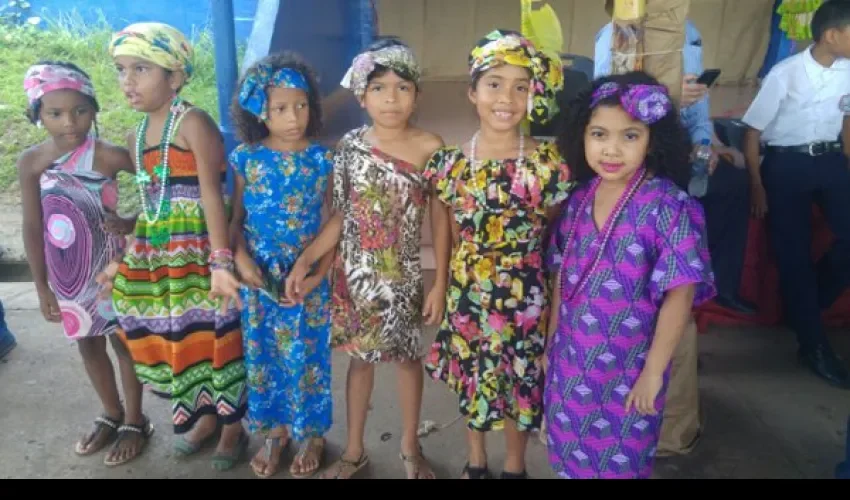 Niños con vestidos de la Etnia Negra 