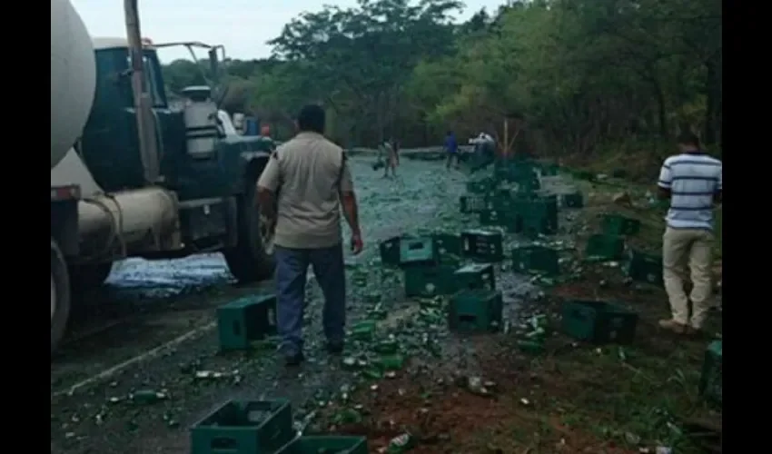 Camión con cervezas se vuelca en Loma Campana