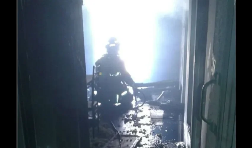 Bomberos sofocan incendio en los Libertadores 