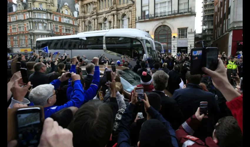 El bus de los nuevos campeones por las calles de  Leicester./ Foto AP