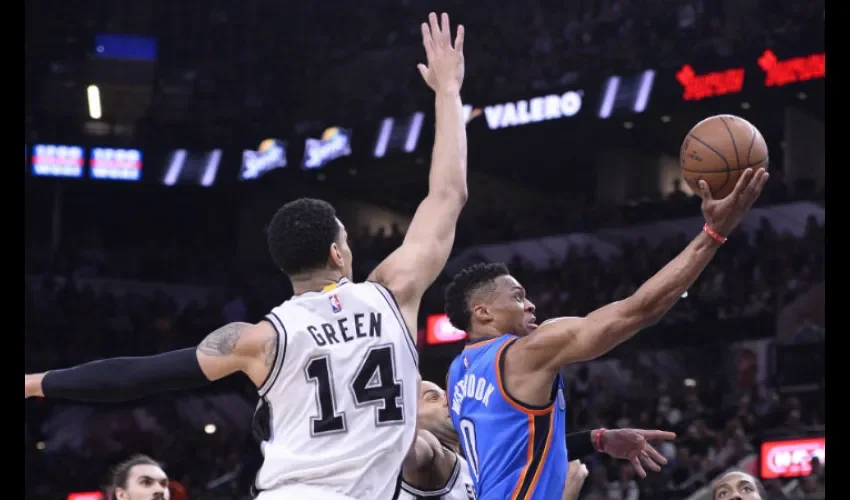 Russell Westbrook anotó 29 puntos y repartió 10 asistencias para que el Thunder de Oklahoma./ Foto EFE