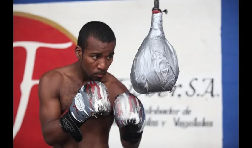 Alejandro "El Esgrimista" Corrales debutó como profesional en el 2006. Anayansi Gamez