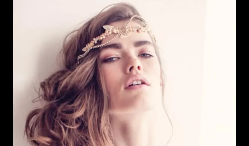 Normalmente las novias se recogen o semirrecogen el cabello, pero en esta época es cada vez más normal ver unas ondas muy definidas en una novia el día de su boda civil.