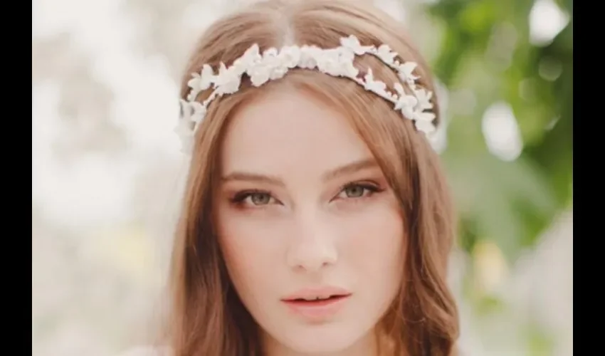 Unas ondas y una cinta en el cabello simulando ser una novia de los años 70 también hace de tu peinado uno muy único.