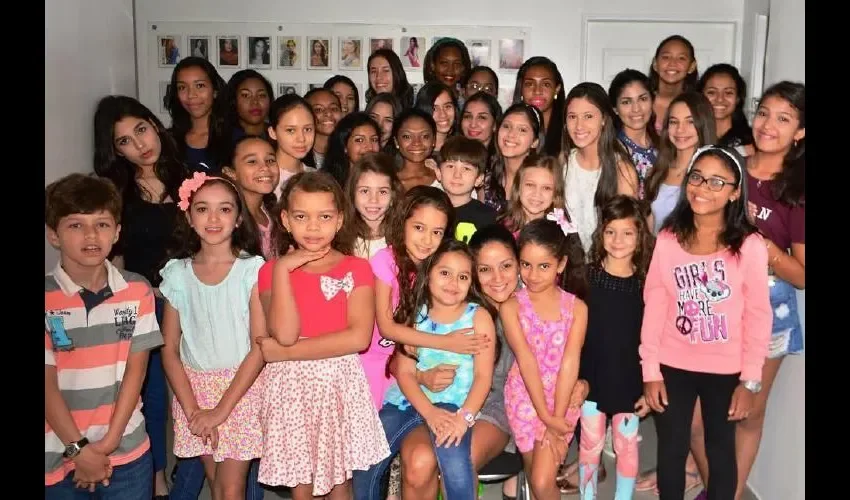 Junto a sus amigos de curso.