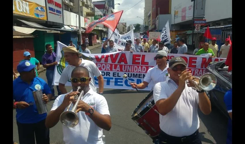 La marcha partió del Parque Porras y terminó en la Plaza 5 de Mayo, donde hubo un gran mitin. Fotos: Jesús Simmons