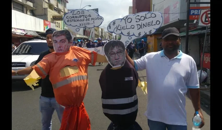 Trabajadores mostraron su sentir en los carteles.