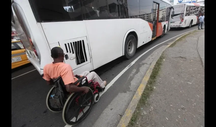 Diariamente tienen luchas maratónicas cuando desean usar un transporte público. Foto: Archivo