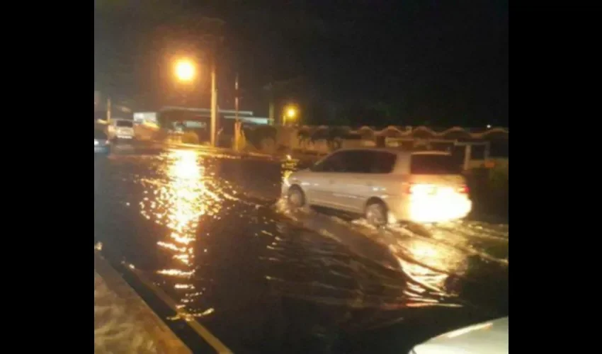 La vía Domingo Díaz, con el aguacero que cayó este domingo, se inundó frente a la Cárcel de Mujeres y causó mucho tranque.
