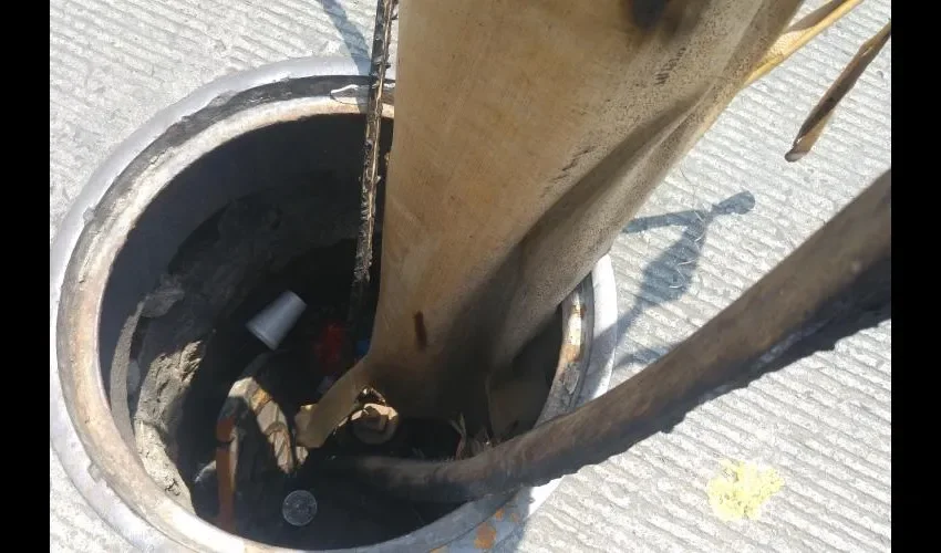 Muchas alcantarillas están en mal estado y  tapadas con basura.