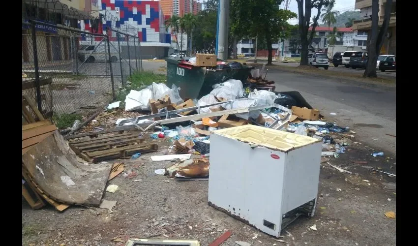 La gente arroja basura por todos lados y fuera de los tinacos.