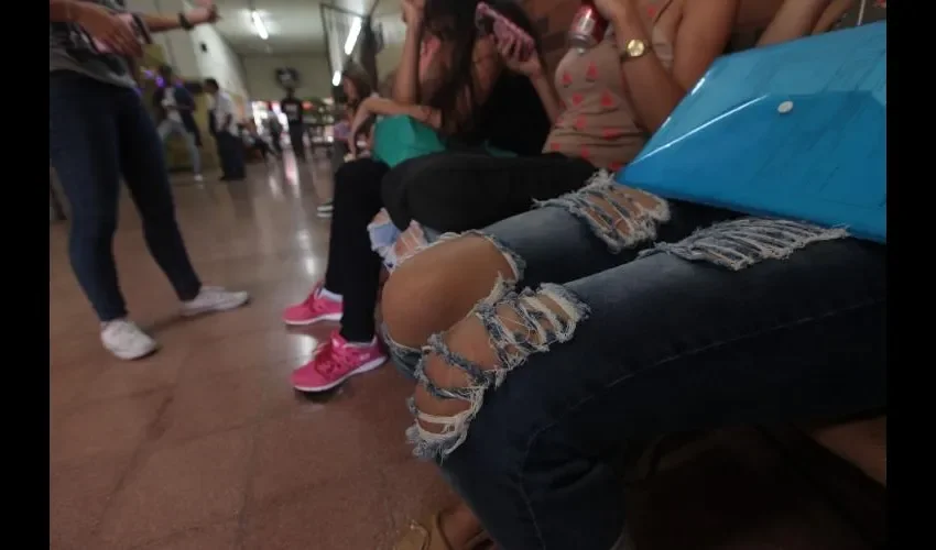 Los "jeans" rasgados se vieron mucho, la ropa ligera también, al igual que ropa "ombligo afuera".  FOTO: ROBERTO BARRIOS