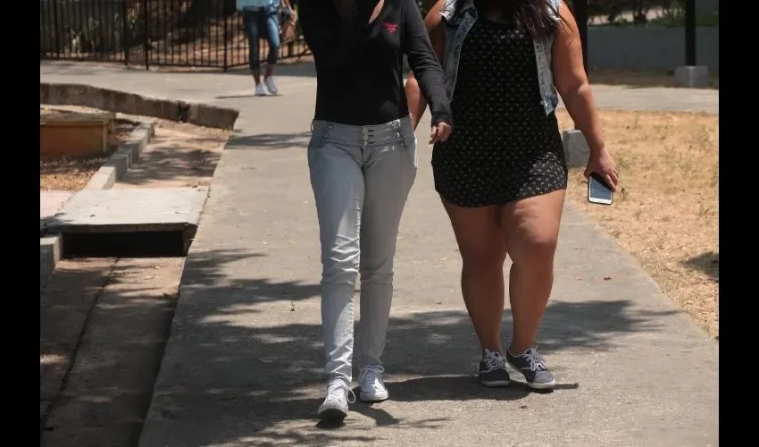 Socióloga piensa que padres no se atreven a llamar la atención de sus hijos porque en su época se inclinaban por la moda Peace Love.  