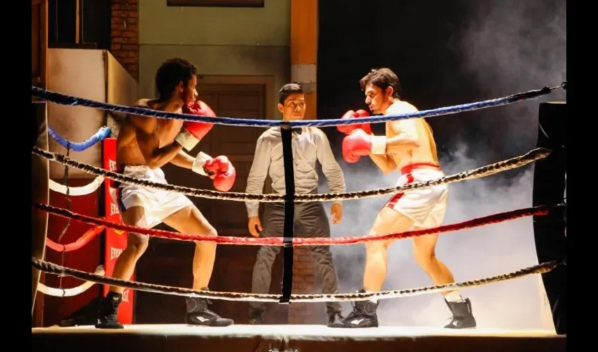 Escena de "Manos de Piedra Durán, un KO musical", de TopLine Events, con Robin Durán en el papel de su padre Roberto Durán. Archivo.