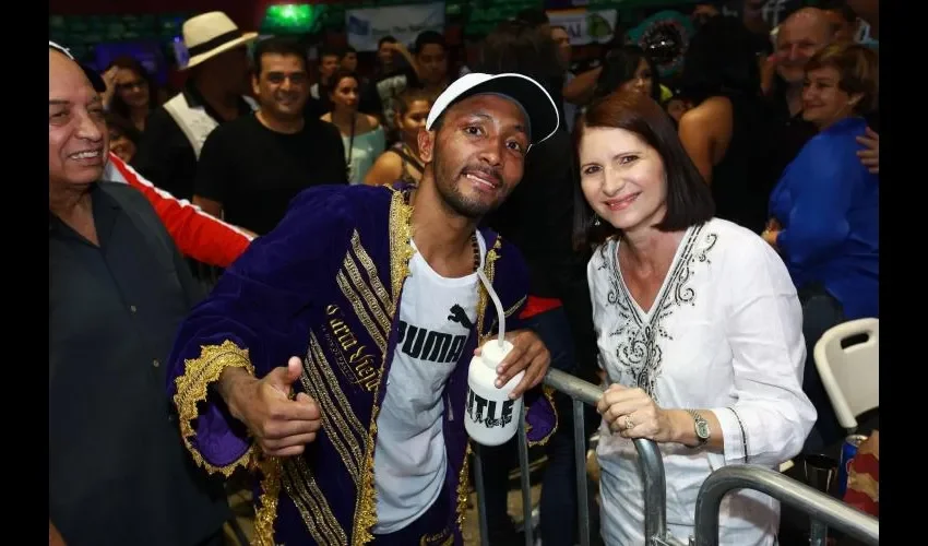 Anselmo "Chemito" Moreno (izq.) estuvo agradecido por el apoyo de Marta Linares de Martinelli.