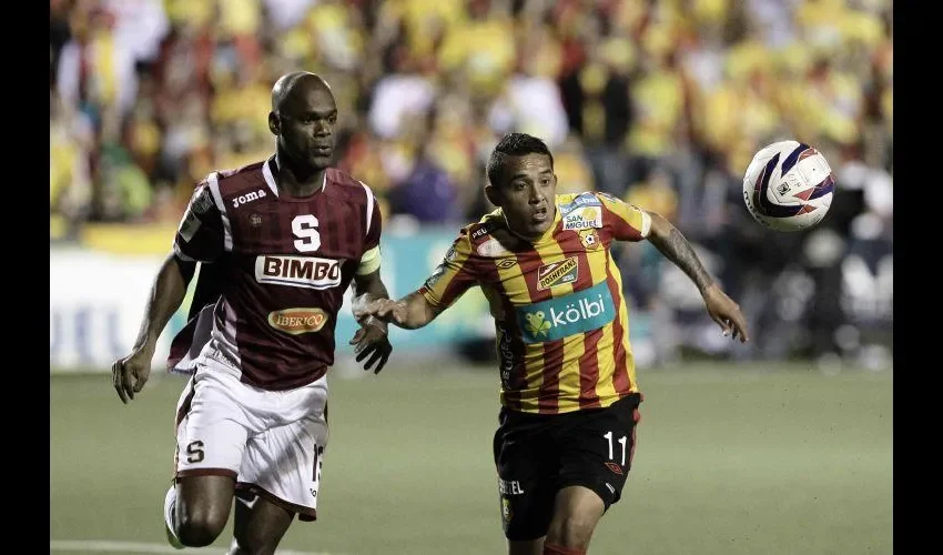 Adolfo Machado (izq.) es zaguero titular y capitán del Deportivo Saprissa. EFE