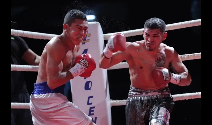Rafael Concepción (dcha.) tuvo récord como boxeador profesional de 18 victorias (8 KO), 8 derrotas y 1 empate. Anayansi Gamez