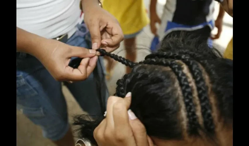 Adriana es la joven que fue suspendida de su trabajo por utilizar trenzas. FOTO: CORTESÍA