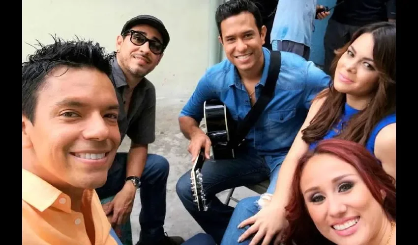 En grabaciones con sus compañeros. Redes Sociales