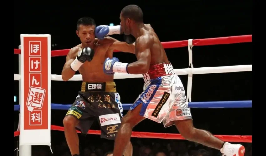 Jezreel 'El Invisible' Corrales (der.) fue galardonado en el ranking mundial de la Asociación Mundial de Boxeo. AP