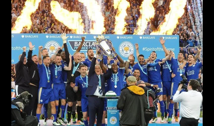 Los jugadores y técnicos del Leicester City celebran su primer campeonato. EFE