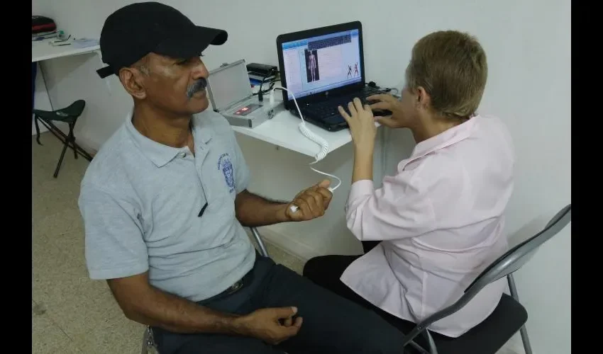 A través del sensor que se coloca en las palmas de las manos se realiza el análisis de las células. Foto: Jean Carlos Díaz