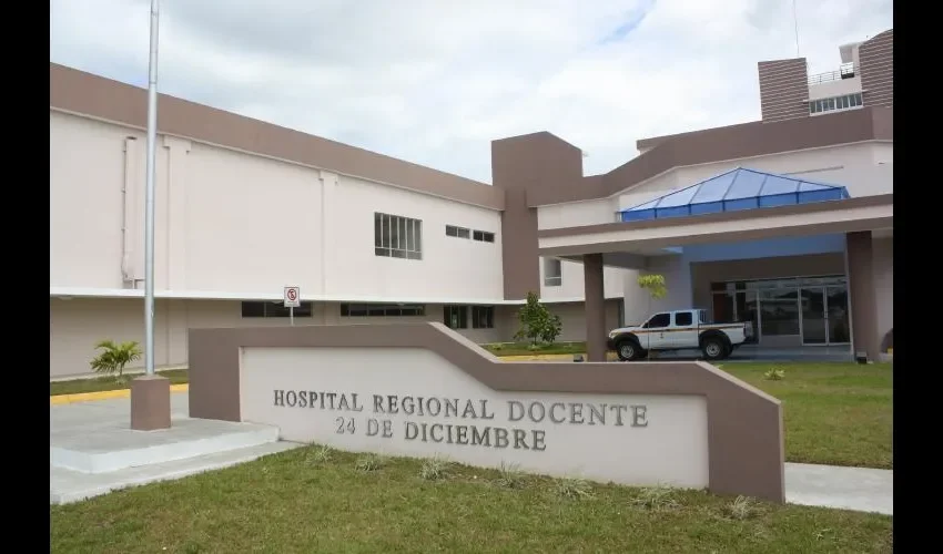 Siguen limpiando el hospital. Foto: Archivo